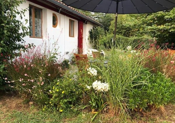 Extérieur fleuri de La Grange de Pardies à Peyrehorade